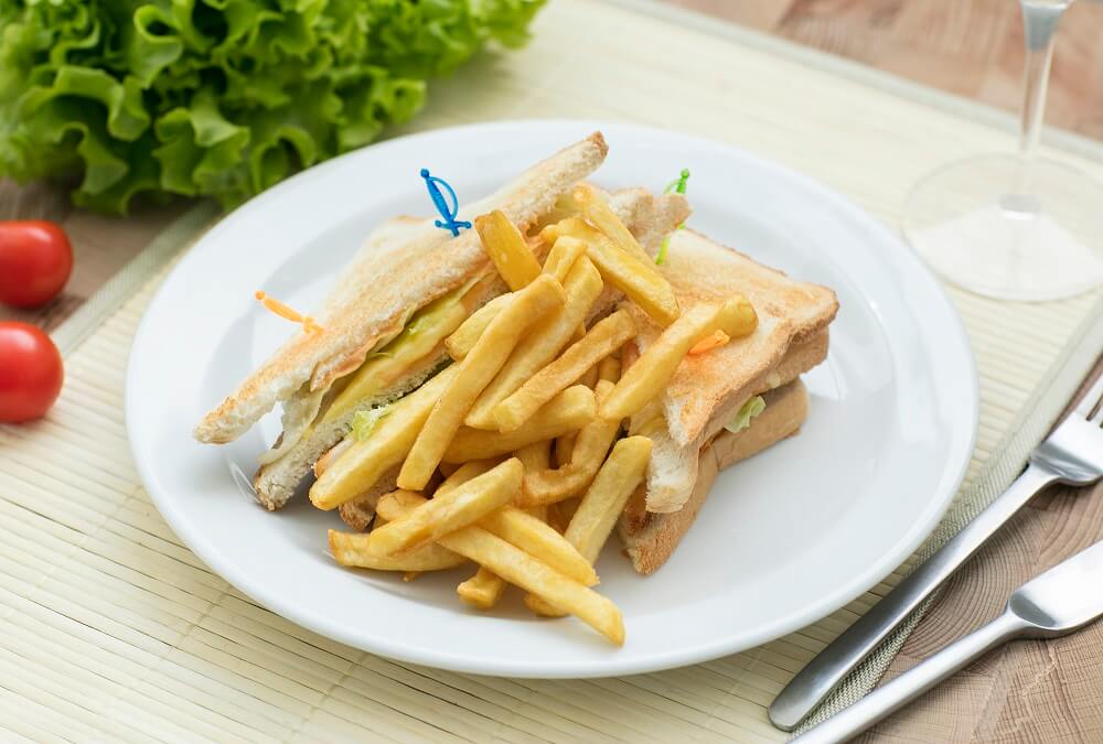 Сэндвич с куриным филе и фри